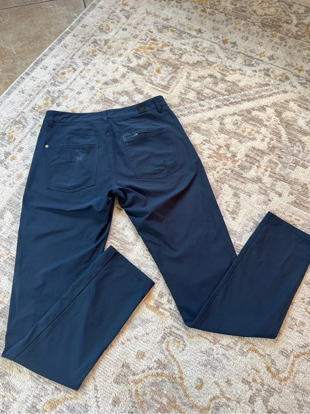Vuori Meta Pant Men’s Navy Blue Stretch Athleisure Golf Chino Pants Flaw